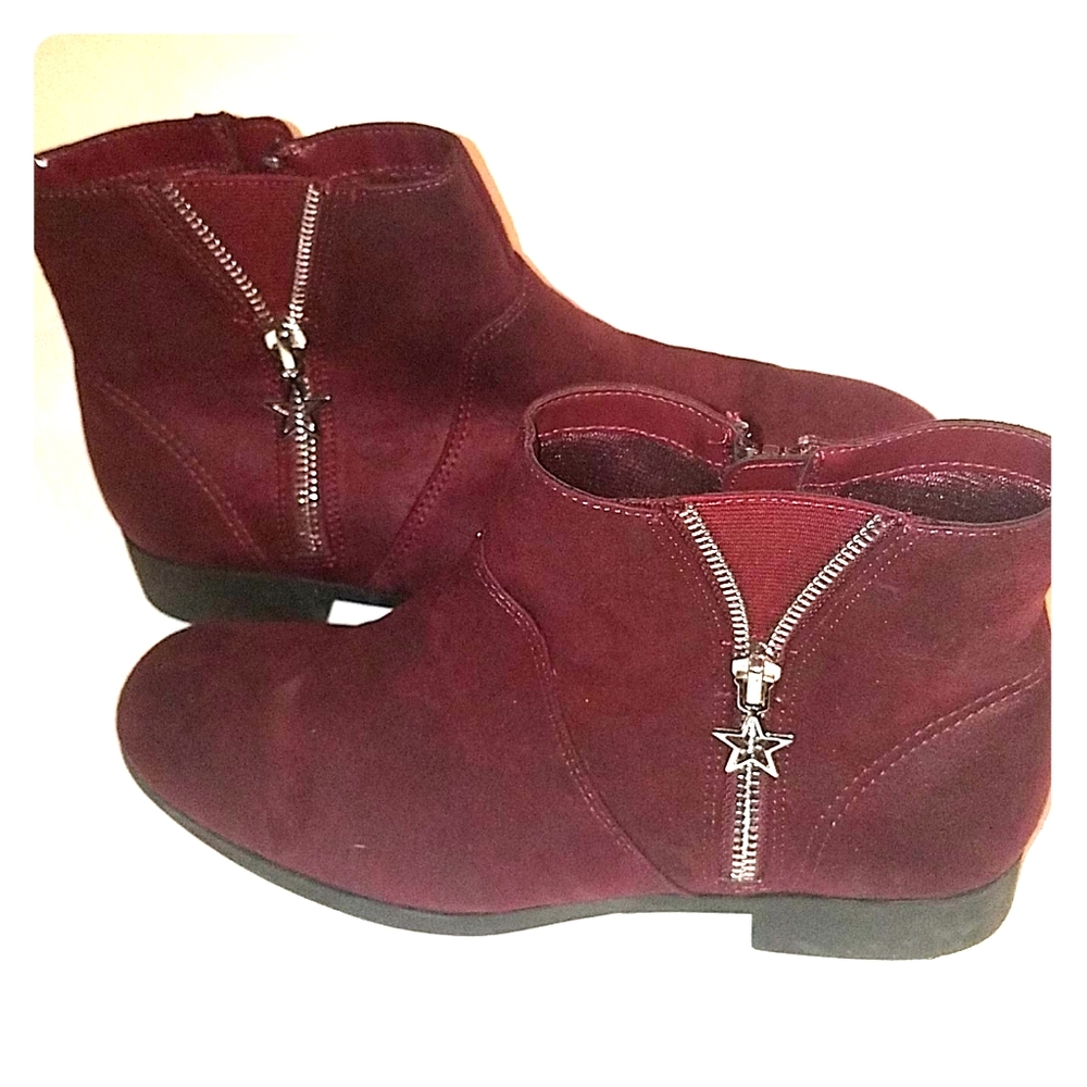 Purple suede textured boots